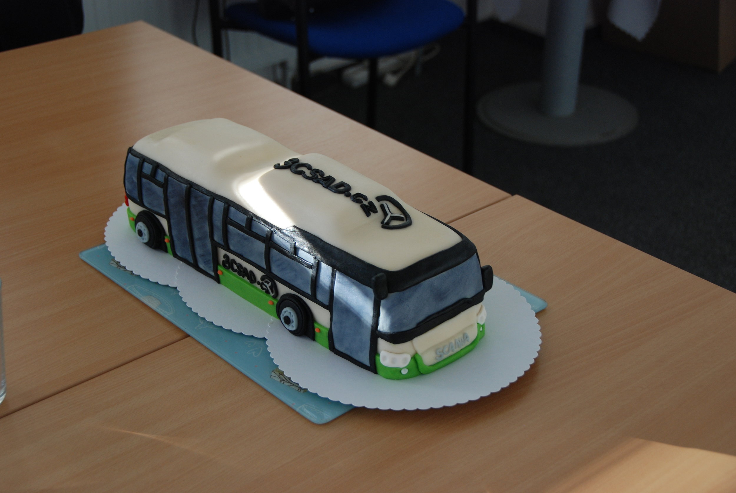 Scania Citywide LE je univerzální autobus. Dodávat lze v městském, linkovém, plynovém i hybridním provedení. Tento snímek ovšem představuje její méně obvyklou podobu - sladkou. (foto: Libor Hinčica)