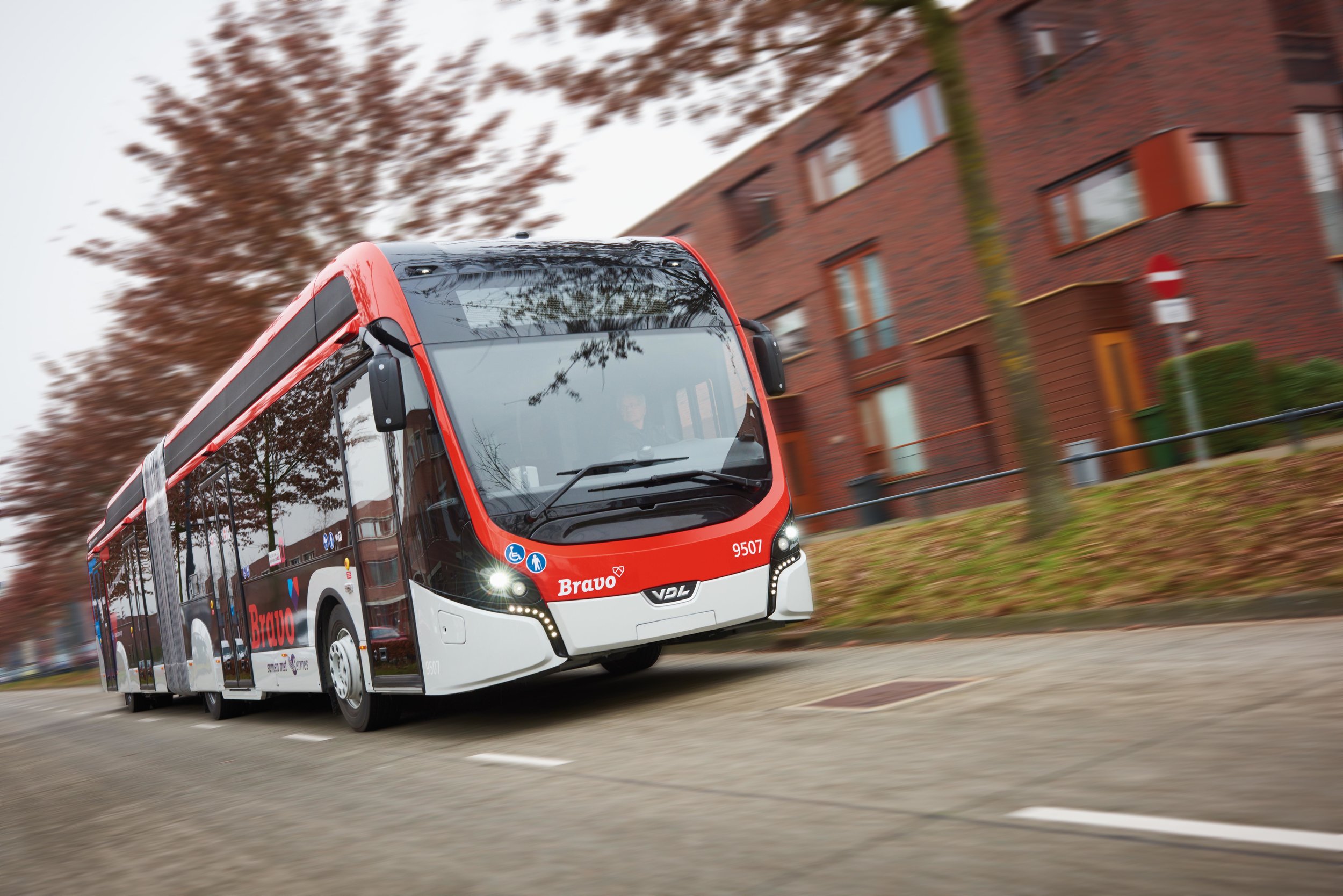 V okolí Eindhovenu nalezneme dnes jednu z největších flotil elektrobusů v Evropě. Větší je patrně jen ta v anglickém Londýně (51 vozů), zde se však jedná o sólo vozy různých dopravců, nezřídka v testovacím provozu. (foto: VDL Bus & Coach)