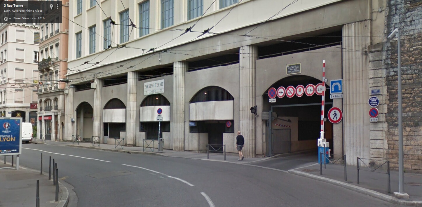 Pohled jen o pár metrů níže, než na minulém snímku – prostor bývalé spodní stanice Rue Terme v roce 2016 – vpravo v nové budově je vjezd do jednosměrného tunelu vedeného v trase bývalé lanovky, zcela vpravo je zřetelné i původní zdivo (foto: Google Streetview, 2016)