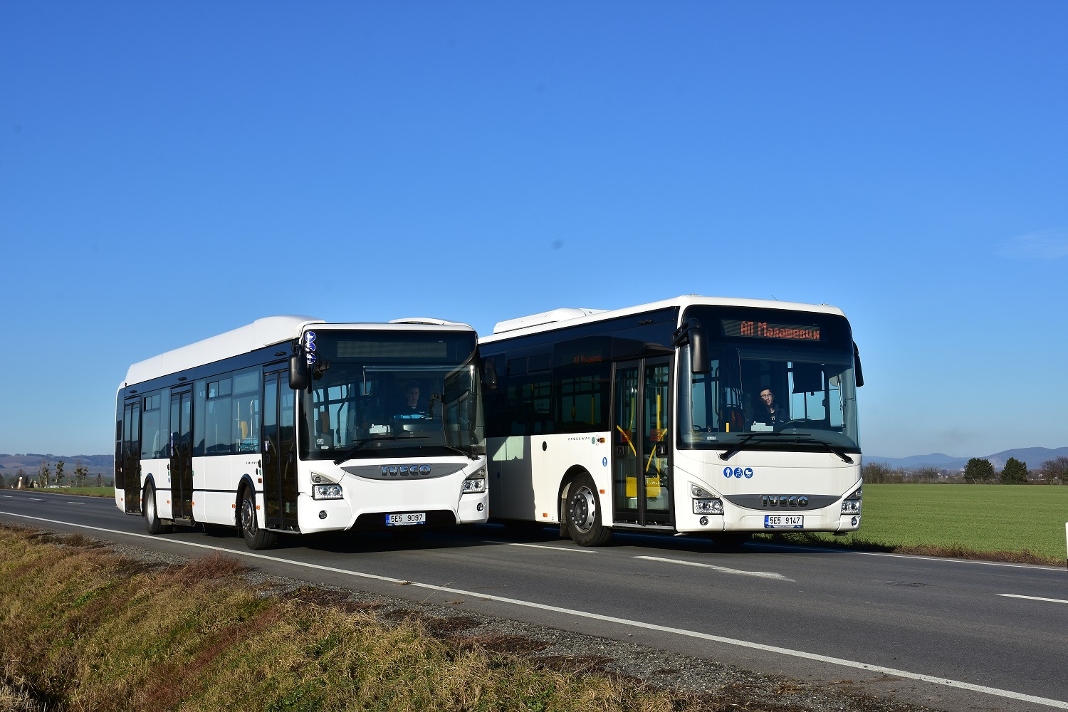 Dvojici dieselových autobusů pro linky MHD v Krnově si Arriva již v Ivecu převzala. Na snímku jsou vozy Crossway LE a Urbanway ještě bez polepů, v nichž by se měly představit na krnovském náměstí. (foto: Miroslav Halász)