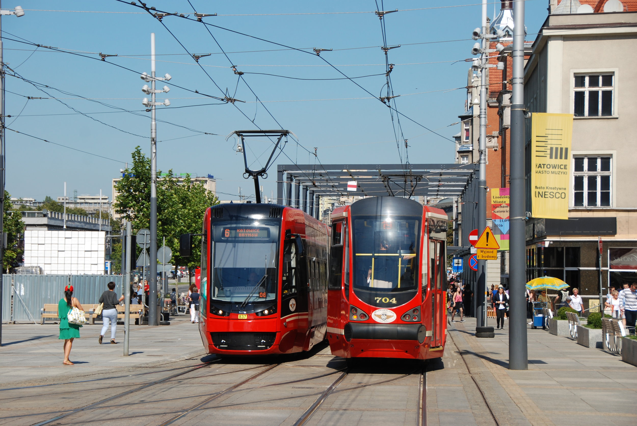 Hned s dvojicí projektů na vývoj moderních tramvají uspěla společnost PESA. Na snímku vidíme její vůz PESA Twist (vlevo) při míjení s modernizovaným vozem Moderus Alfa (Konstal 105N-HF11AC) v Katowicích. (foto: Libor Hinčica)