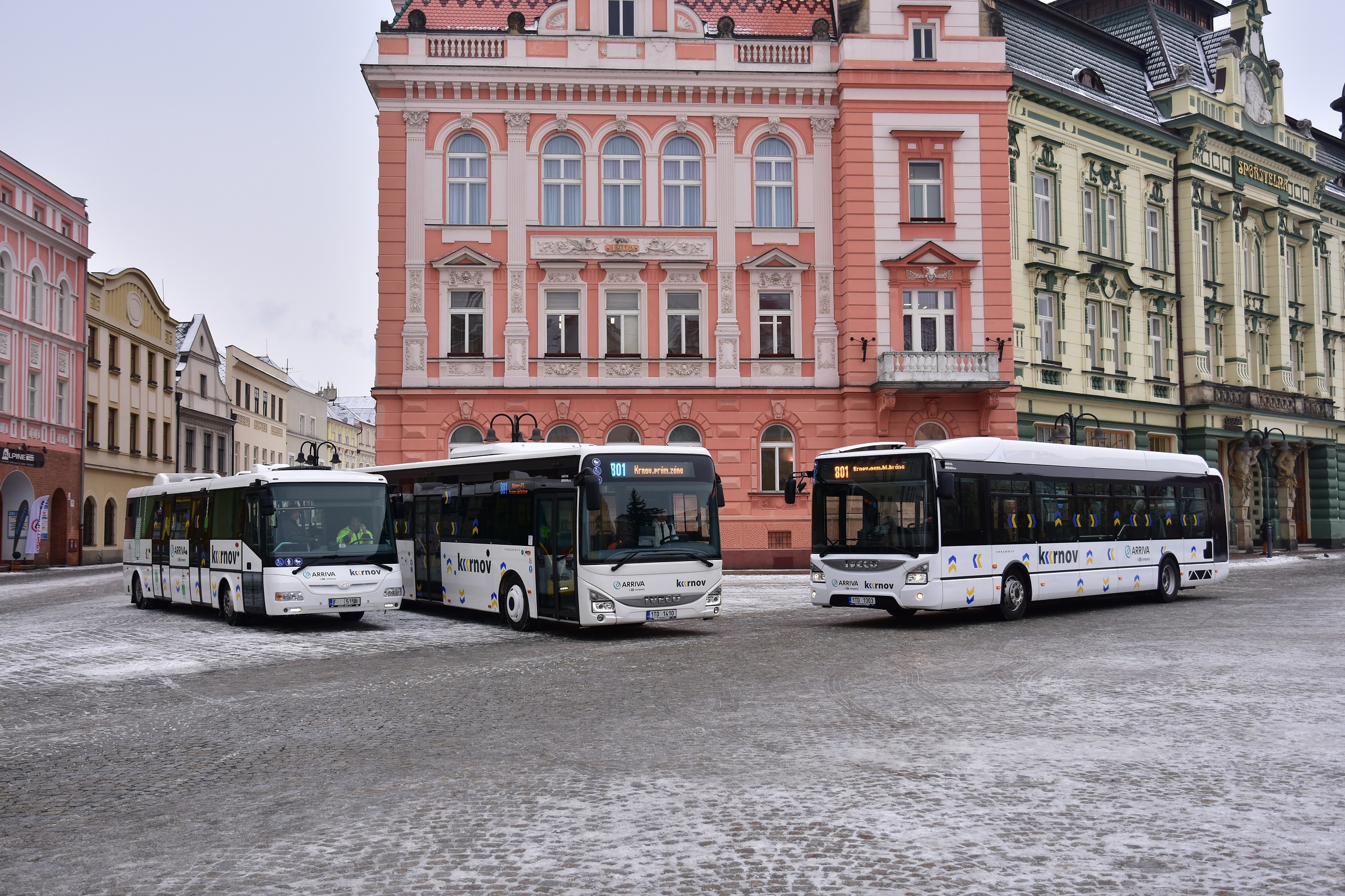 Flotila nově pořízených vozů na krnovském náměstí. (foto: Miroslav Halász)
