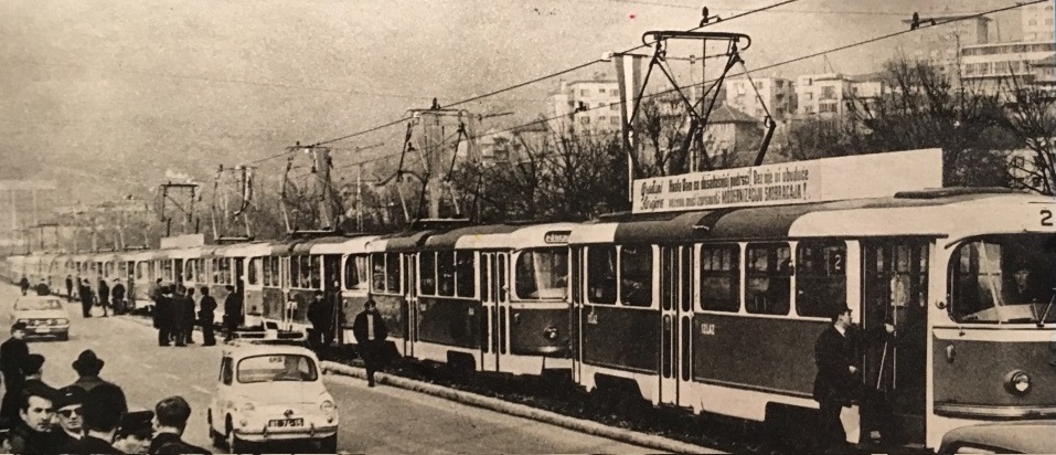 10 z 20 tramvají T3YU v Sarajevu na jediné fotografii při slavnostním uvedení do provozu. V průvodu lze však napočítat tramvají více. Na jeho konci jsou ale již vozy PCC. (foto: Jan Čihák)