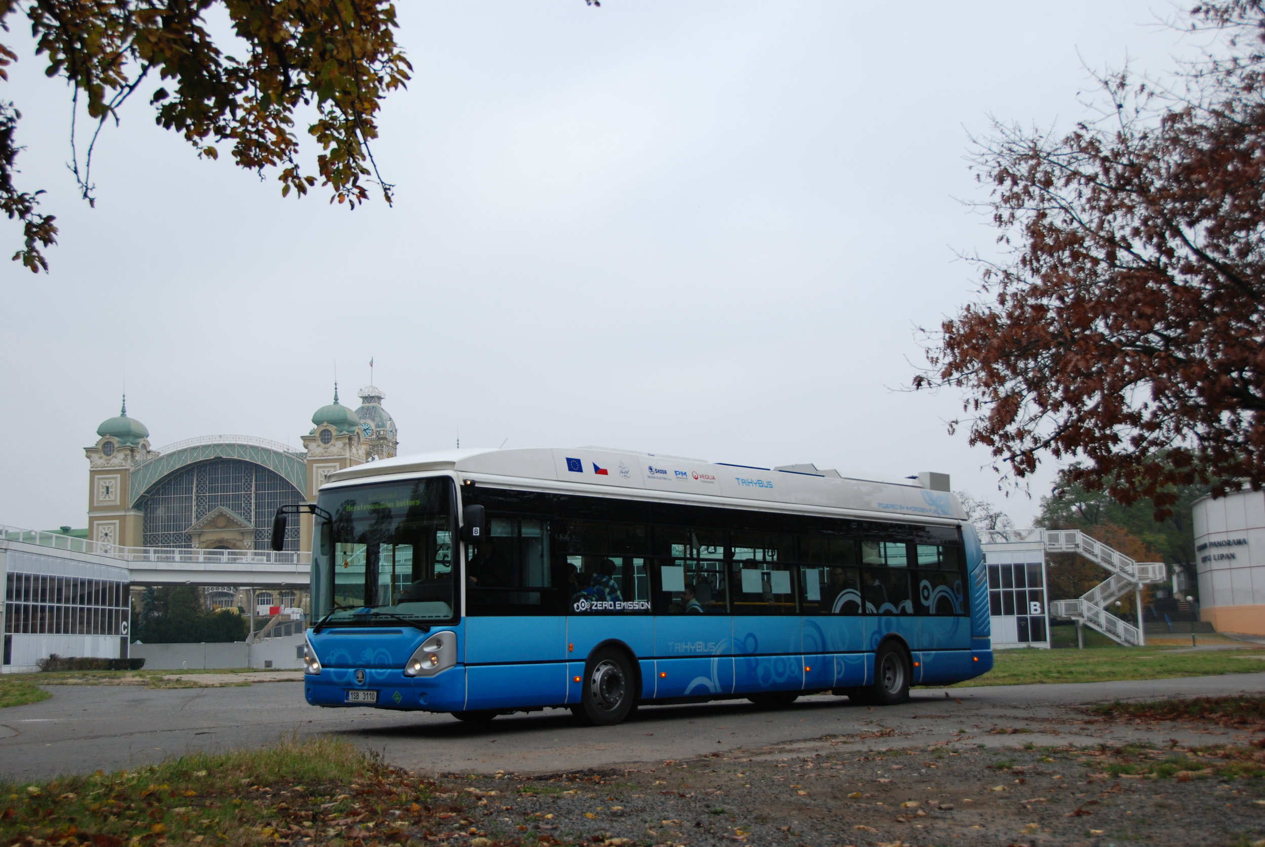 Svůj vodíkový autobus má i Česká republika. V roce 2009 byl dokončen vůz s obchodním názvem TriHyBus, který byl později nasazen do provozu v Neratovicích. (foto: Libor Hinčica)