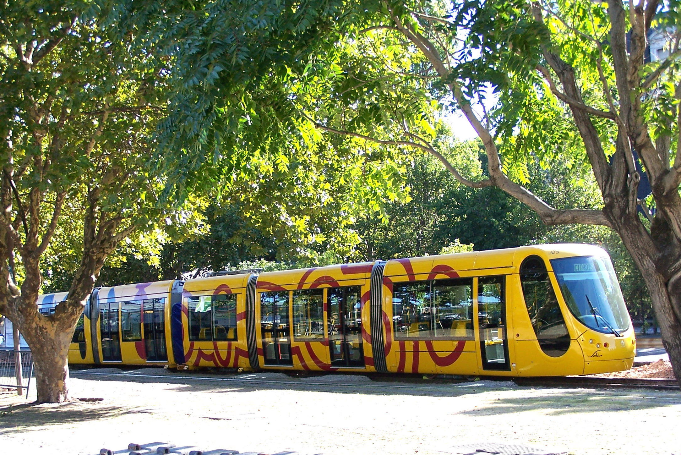Přibližně první rok provozu byly na nové tramvajové trati u čtvrti Puerto Madero provozovány dvě tramvaje Alstom Citadis zapůjčené z Mulhouse. Poté je vystřídala v rámci sjednaného pronájmu dvě podobná vozidla z Madridu a jedno z nich nakonec v Buenos Aires zůstalo, když bylo odkoupeno za cca 5 mil. eur. (foto: Aquilino González Podestá)