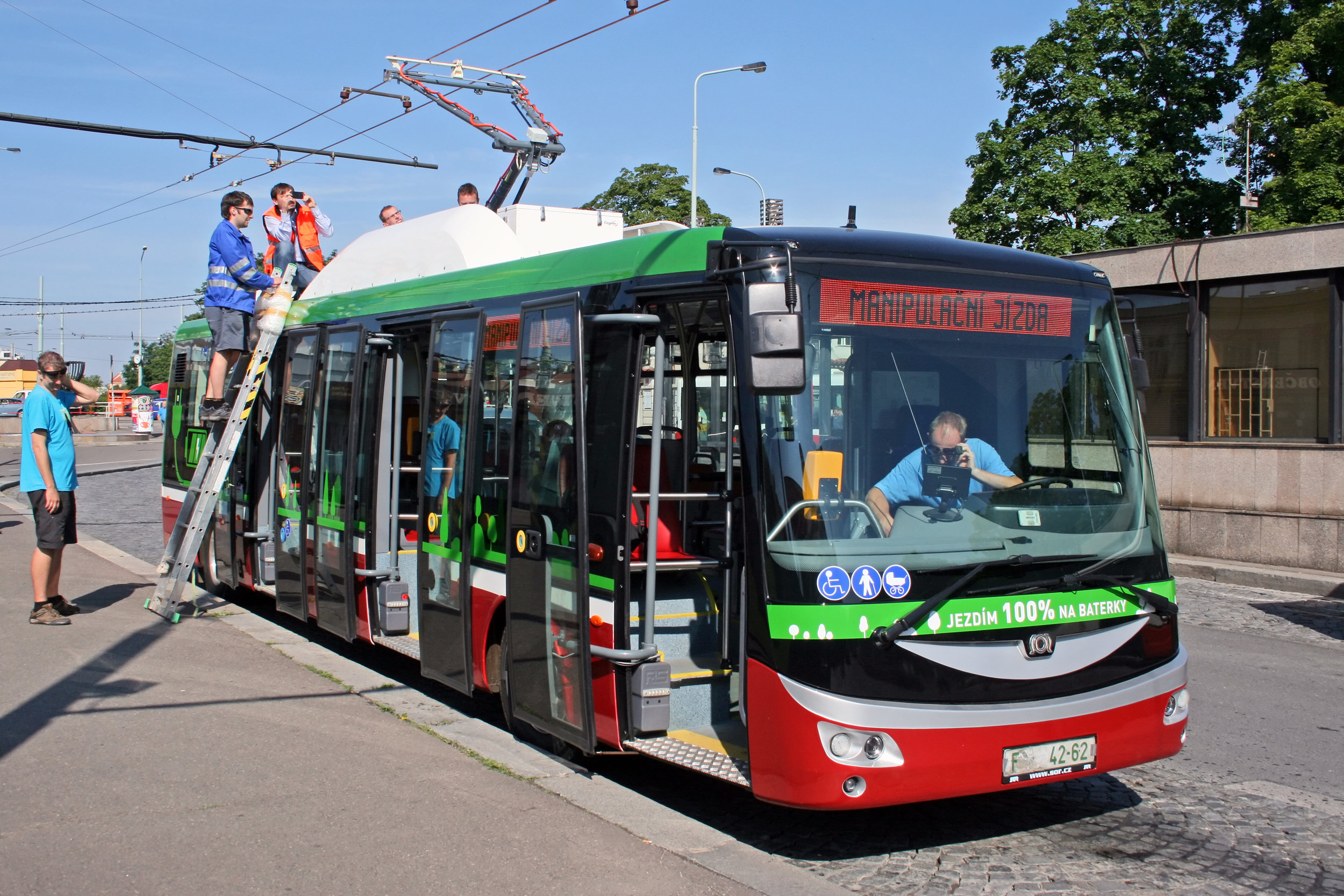 Elektrobus SOR EBN 11 na konečné Želivského v Praze. (foto: Ing. Petr Bechyně)