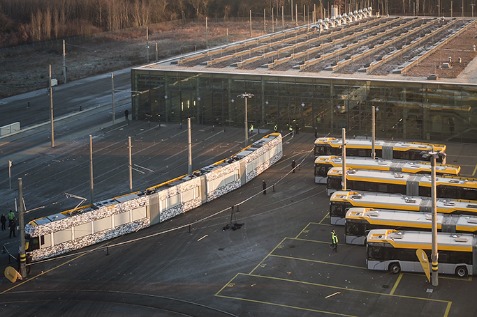 První vůz Tramino pro Lipsko v maskovací fólii. (foto: LVB)