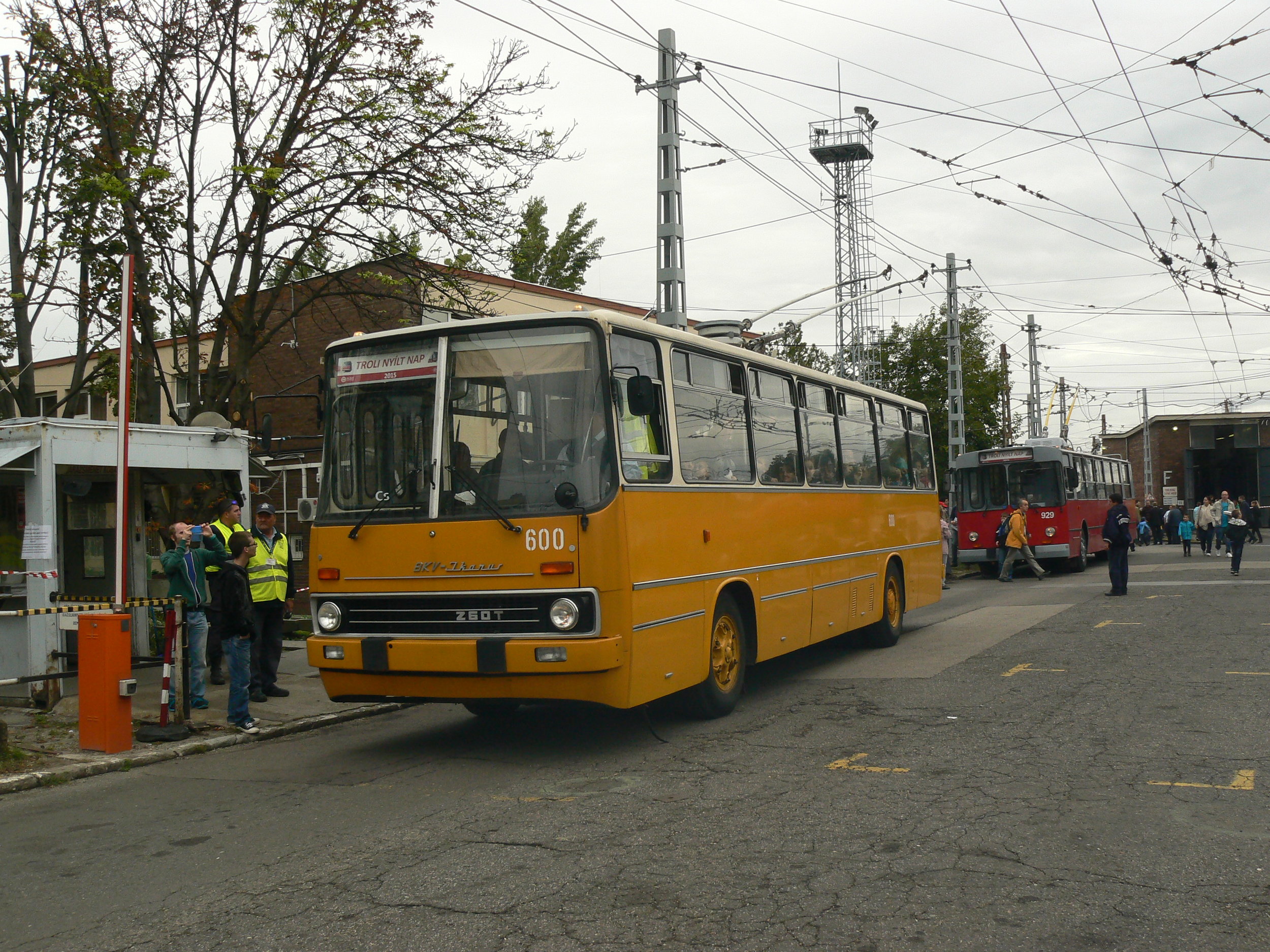 První prototyp sólo Ikarusu-trolejbusu z roku 1974 je dnes historickým vozidlem BKV, přičemž obdržel zpět svůj původní žlutý nátěr. (foto: Zdeněk Sýkora)