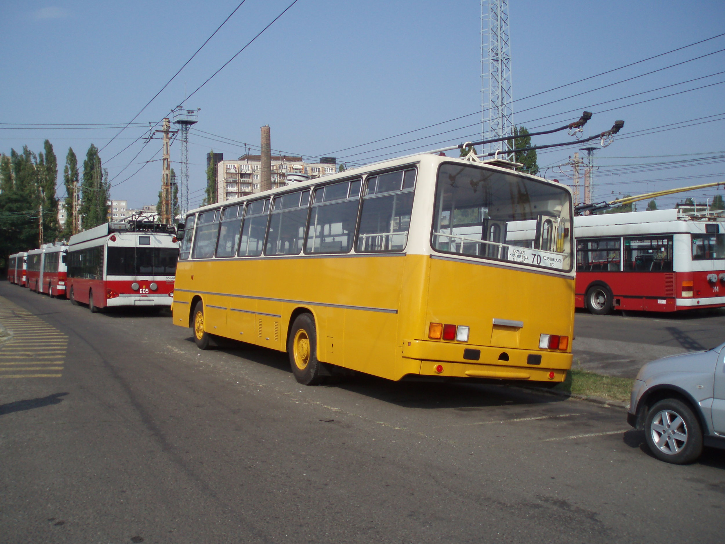 Pohled zezadu na historický Ikarus 260.T1 v areálu vozovny trolejbusů v Budapešti. (foto: Zdeněk Sýkora)