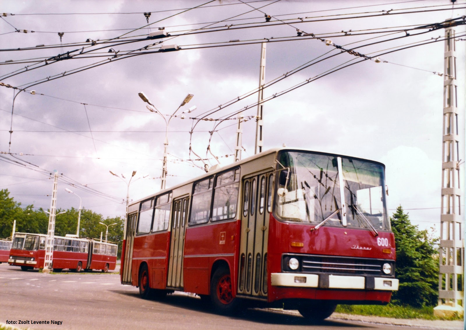 Původní žlutý lak prototypu Ikarusu 260.T1 byl později nahrazen běžným červeno-krémovým nátěrem. V provozu s cestujícími se trolejbus udržel 19 let. (foto: Zsolt Levente Nagy)
