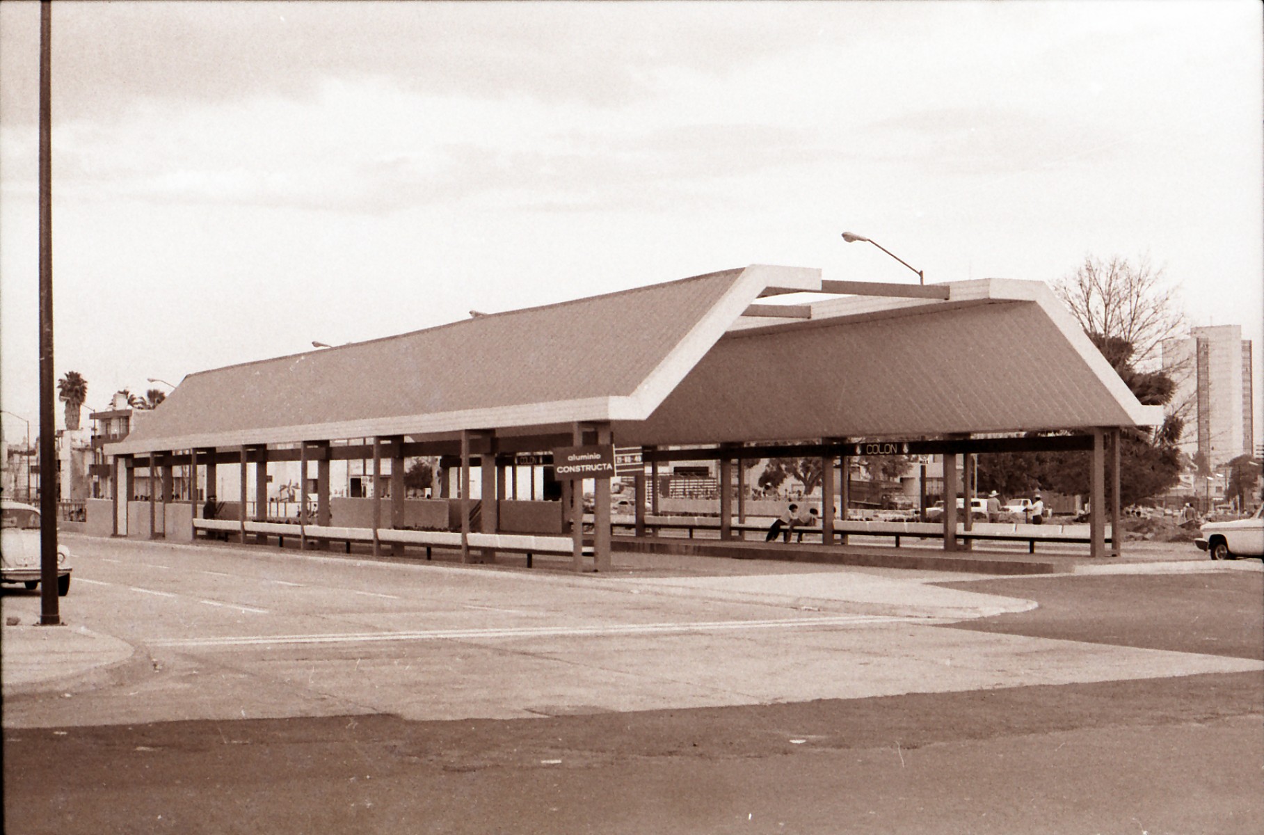 Nadzemní stanice Colón před zatrolejováním. V 80. letech se z ní stala podzemní stanice Washington. (zdroj: kolekce Stephena Scalza / Scalzo Collection)