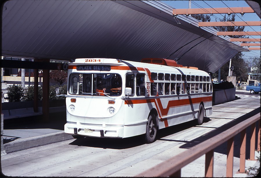 Trolejbus ve stanici División del Norte dne 22. 11. 1977. (zdroj: kolekce Stephena Scalza / Scalzo Collection)