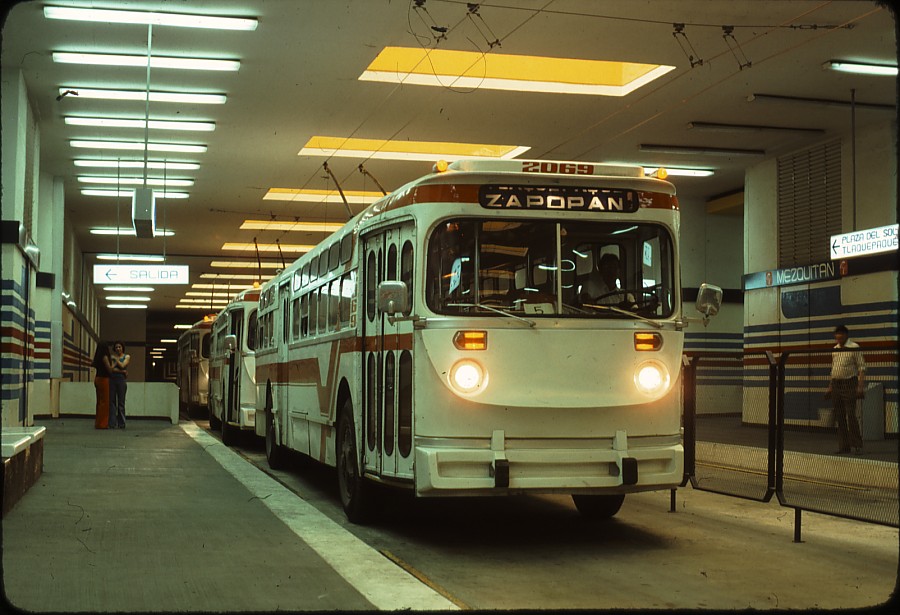 Podzemní stanice Mezquitán s ex-chicagskými trolejbusy dne 4. 11. 1977. (zdroj: kolekce Stephena Scalza / Scalzo Collection)