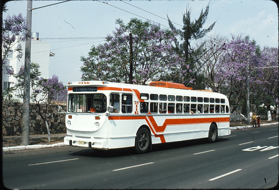 Trolejbus na severozápadě města, jmenovitě na třídě Manuel Ávila Camacho, dne 4. 11. 1977. (zdroj: kolekce Stephena Scalza / Scalzo Collection)