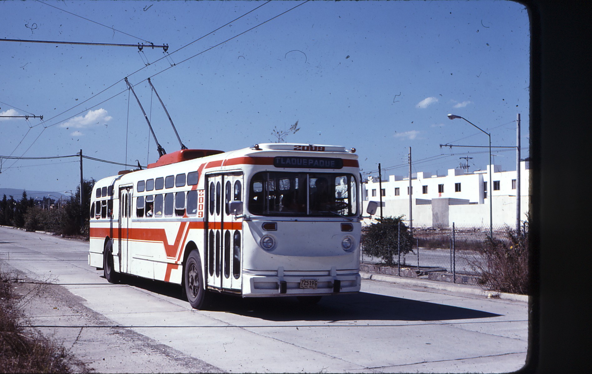 Na třídě Patria na severozápadě města byl dne 22. 11. 1977 zachycen trolejbus ev. č. 2009. (zdroj: kolekce Stephena Scalza / Scalzo Collection)