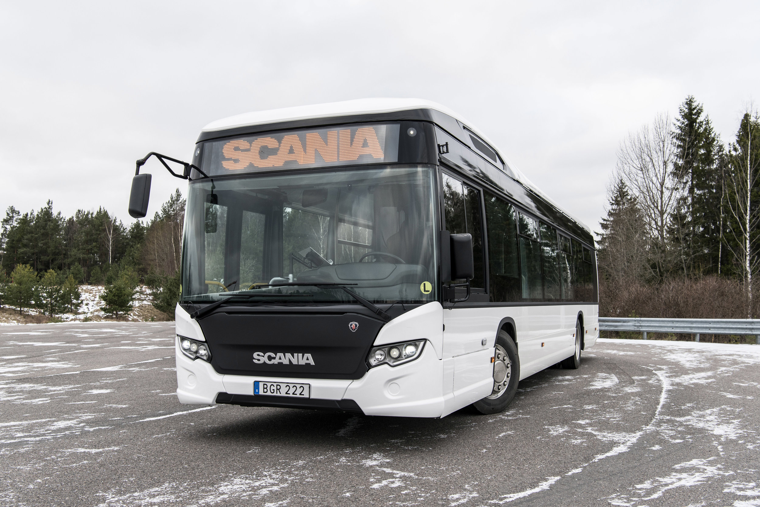 Scania představila svůj elektrobus poněkud nezvykle. Tiskovou zprávou o tom, že zahájí ostré zkoušky trojice těchto vozidel, jež mají být postavena na platformě modelu Scania Citywide LF. (foto: Scania)