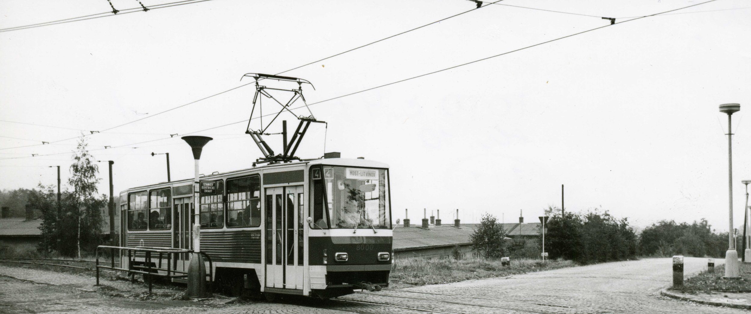 Tramvaje T5A5 (původně značená jen jako T5) byla v říjnu 1974 předána do DP měst Mostu a Litvínova. Právě v jeho službách byla tramvaj vyfotografována. (sbírka: Libor Hinčica)