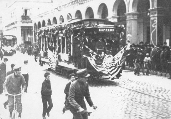 Slavnostní zahájení provozu elektrické tramvaje společnosti S.C. de M. na konci května roku 1906. (zdroj: archiv Marcelo Benoit)