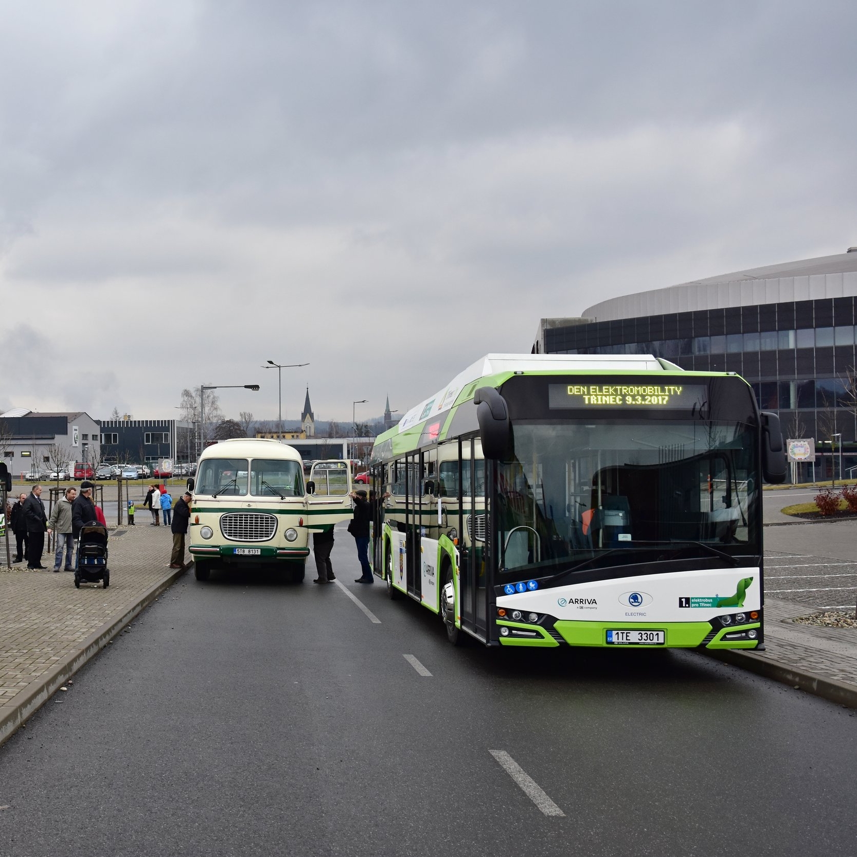 Nejen elektrobusy Škoda Perun HE budily pozornost veřejnosti, ale také historický autobus Škoda 706 RTO CAR. (foto: Miroslav Halász)