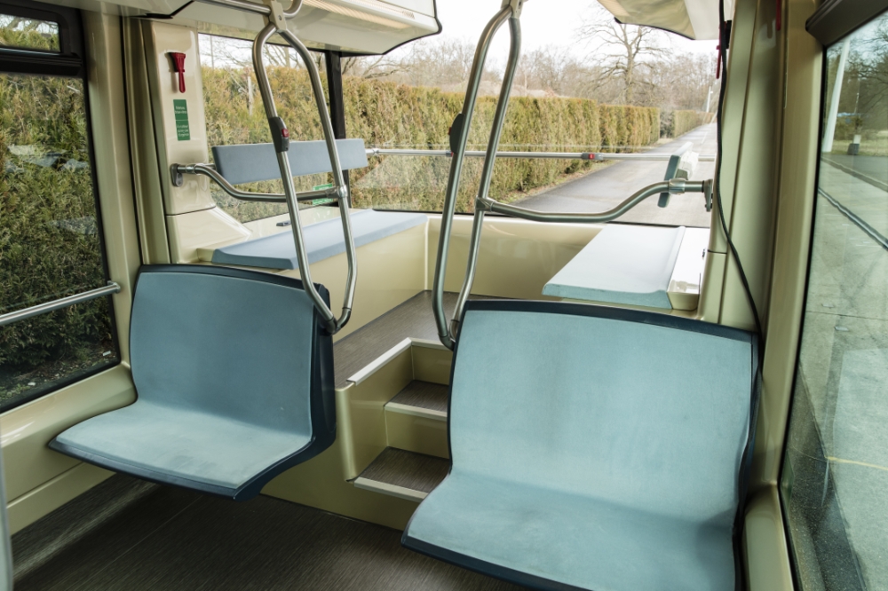 Zadní vyvýšená plošina s lavicemi pro cestující. (zdroj: Alstom) 