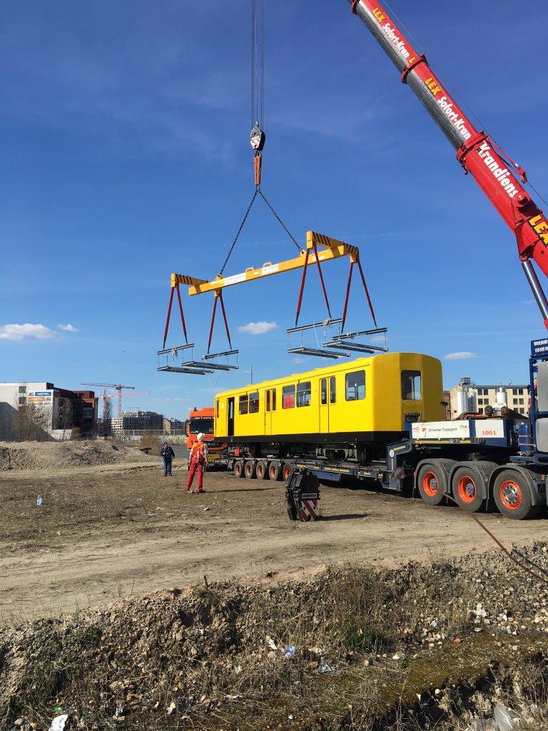 Příprava na spuštění metra do podzemí na trase U55. Na místo je metro dopraveno pomocí trajleru společnosti Universal Transport, která se na přepravu podobně náročných nákladů specializuje. (foto: Markus Jurziczek)