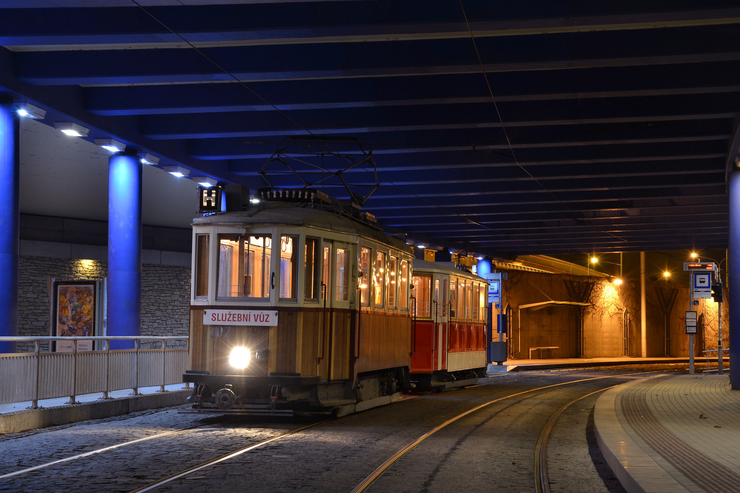 Vlečný vůz ev. č. 215 v soupravě s motorovým vozem ev. č. 107. (foto: Ing. Jiří Černý)