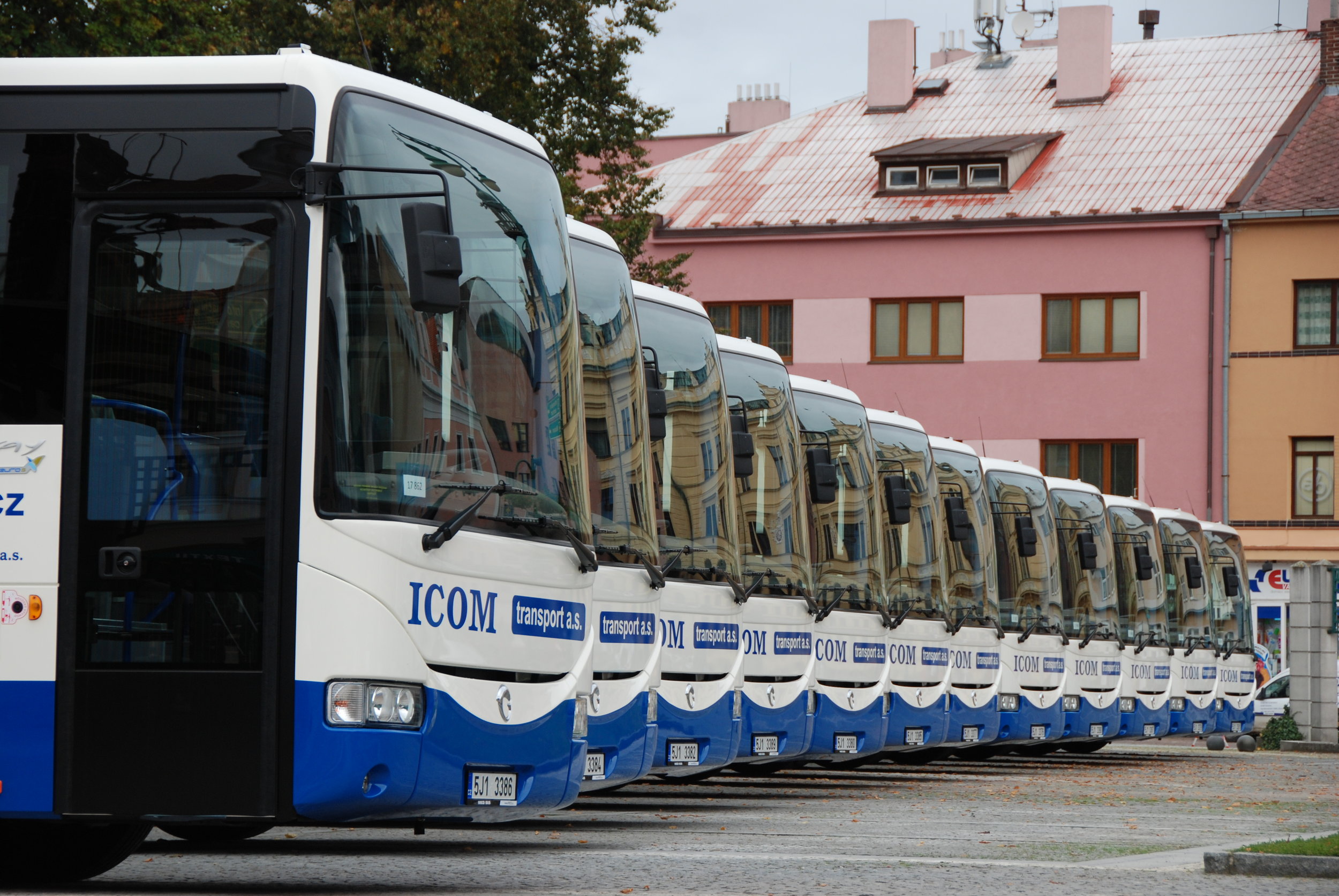 Autobusy Iveco Crossway pro dopravce ICOM transport a. s. Právě dopravce ICOM transport je znám tím, že se v jeho službách autobusy po krátké době střídají, neboť využívá možnosti odprodeje ojetých vozů. (foto: Libor Hinčica) 