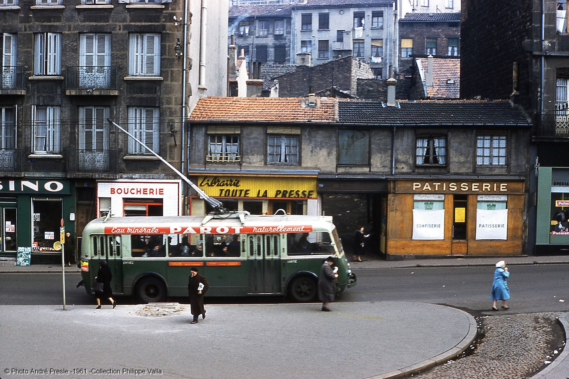 Saintétiennský trolejbus CS 60 ev. č. 13 byl zachycen na ulici Saint-Ennemond v roce 1961. Vůz byl do provozu zařazen dne 9. dubna 1946. (foto: André Presle / sbírka Philippe Valla)