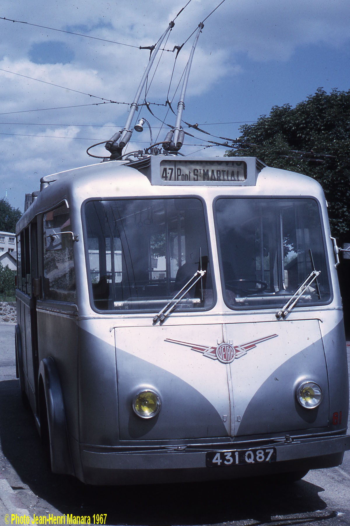 Na snímku z roku 1967 vidíme v Limoges vůz typu CS 60, který byl původně z Le Mans, kam byl coby nový dodán roku 1944, a své působiště změnil roku 1951. Spolu s ním přišel z Le Mans ještě jeden vůz téhož typu. (foto. Jean-Henri Manara)