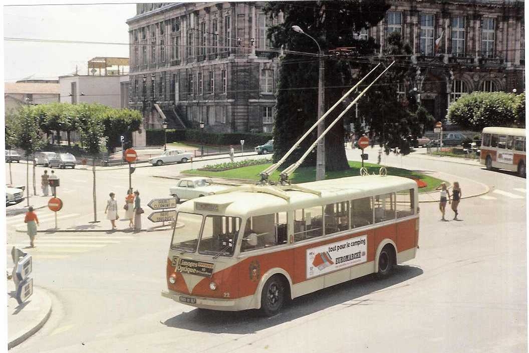 Designově povedený trolejbus VETRA CB 60 ev. č. 22 na snímku z Limoges, kde byl zachycen roku 1986 před tamní radnicí. Původní lak byl v šedé metalíze. (foto: sbírka Rolanda le Corffa)