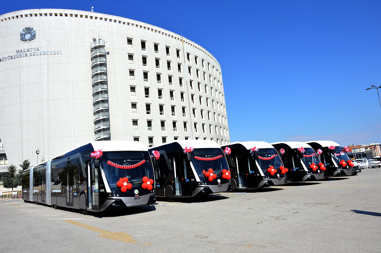 5 nových trolejbusů výrobce Bozankaya při slavnostním uvedení do provozu v Malatyi dne 11. 4. 2017. (foto: MOTAS)