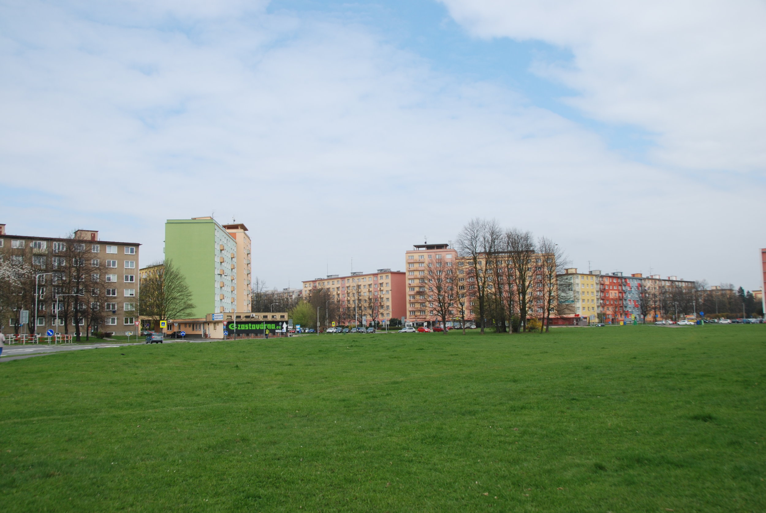 Část travnaté plochy se dodnes zachovala. Zde byla původně navržena tramvajová smyčka, která měla být na okraji plánovaného náměstí, a to nejspíše rovněž pod povrchem (s ohledem na známé návrhy architektonického řešení lokality). Šikmě postavené budovy jsou začátkem (či koncem) Hlavní třídy, která měla do náměstí ústit. (foto: Libor Hinčica)