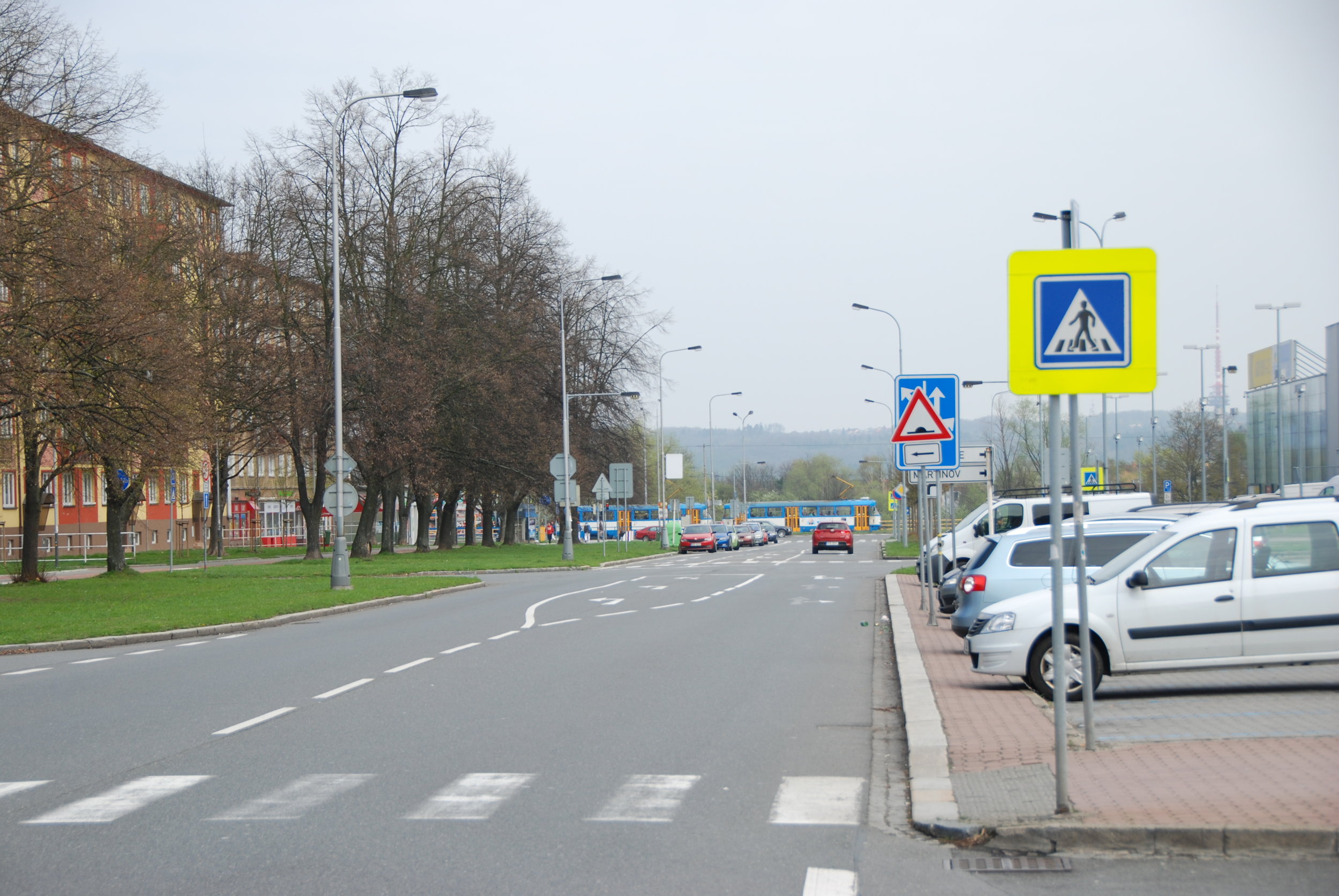 Ulice Francouzská dnes. Právě pod touto silnicí (resp. pod částí této silnice a pod širokým zeleným pásem) měla vést cca 540 m dlouhá trasa tramvajové tratě v podzemí.
