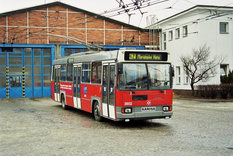 Trolejbus Škoda 17 Tr ev. č. 3902 v původním provedení na sklonku 90. let. (foto: Dušan Kuchař)