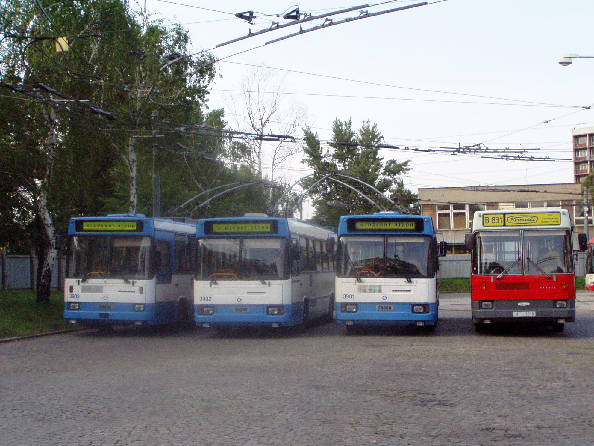 Unikátní setkání všech čtyř dochovaných vozidel unifikované řady 17 Tr/B831 v Ostravě v květnu 2006. Historický autobus pózuje vedle tehdy ještě běžně provozních vozů Škoda 17 Tr ostravského DP ev. č. 3901 až 3903. (foto: Libor Hinčica) 