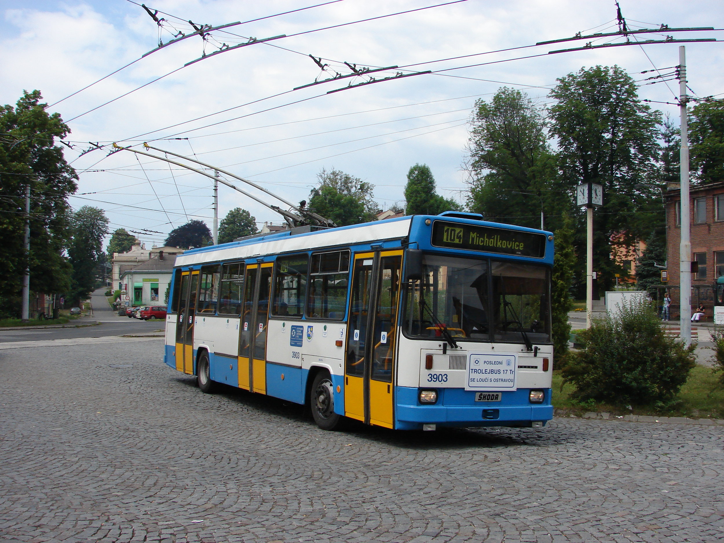 Rozlučková jízda vozu ev. č. 3903 (funkčního vzorku) v Ostravě v červnu 2007 před předáním do Technického muzea v Brně. Šlo o poslední provozní vůz typové řady 17 Tr v Ostravě. Snímek pochází ze smyčky Michálkovice. (foto: Libor Hinčica) 