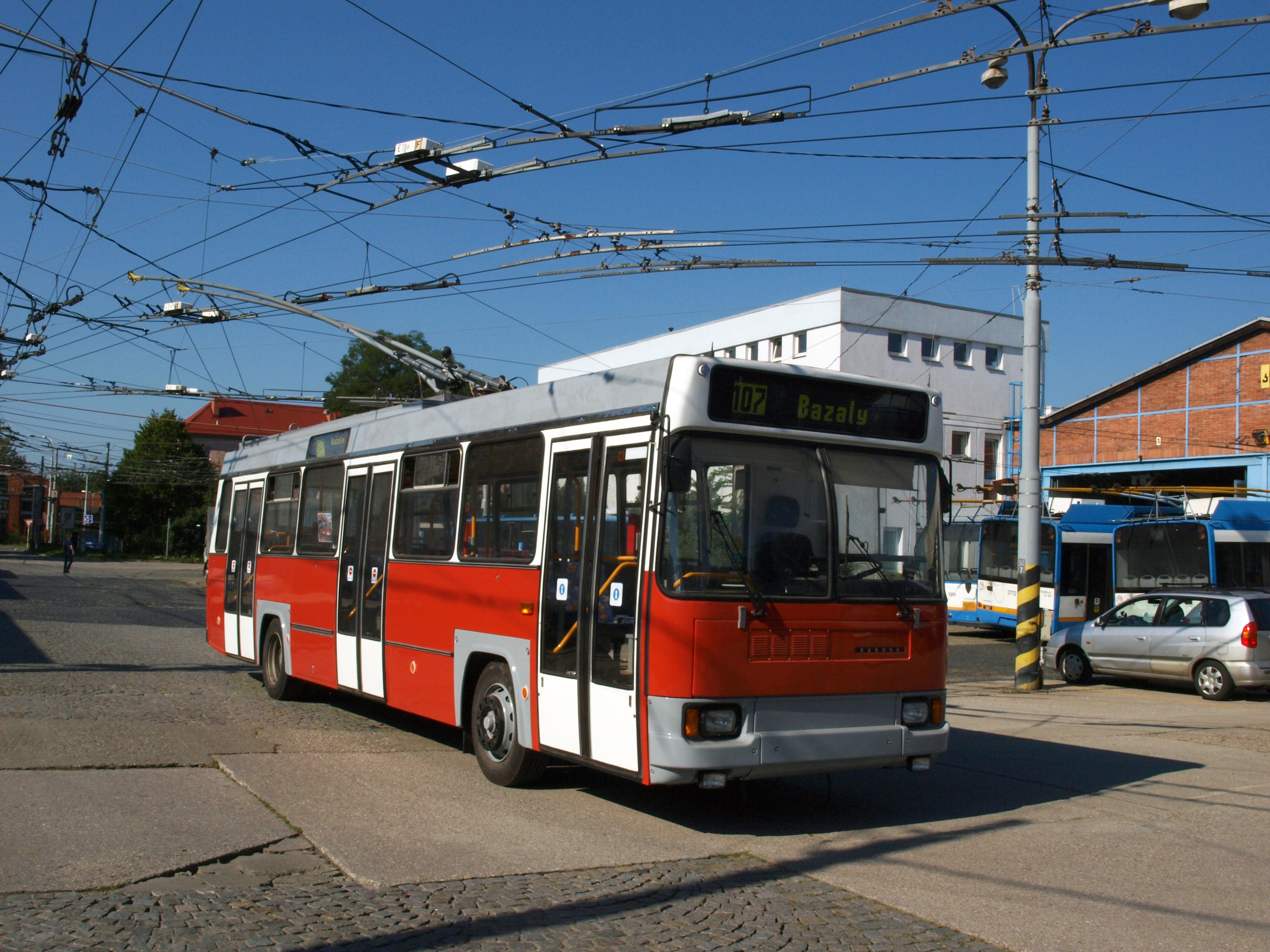 Historický trolejbus 17 Tr ev. č. 3902 po přelakování do původního barevného schématu v roce 2016. (foto: Ing. Vojtěch Dluhý)