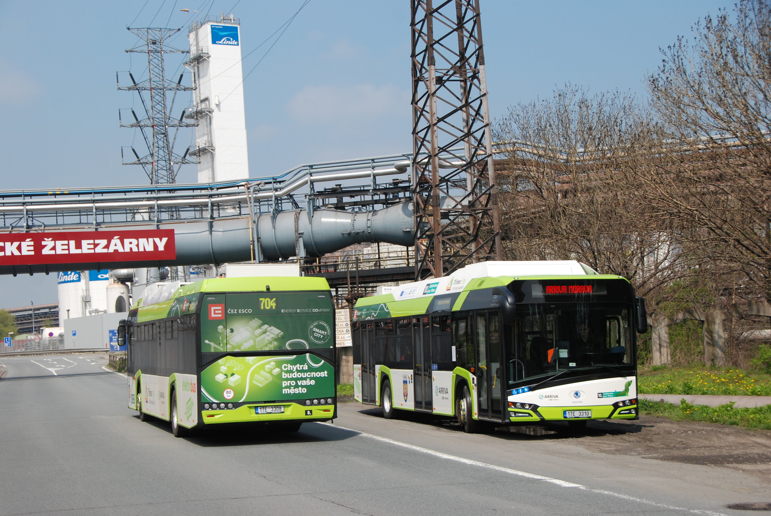 Dvojice elektrobusů Škoda Perun 26BB HE v Třinci. (foto: Libor Hinčica)