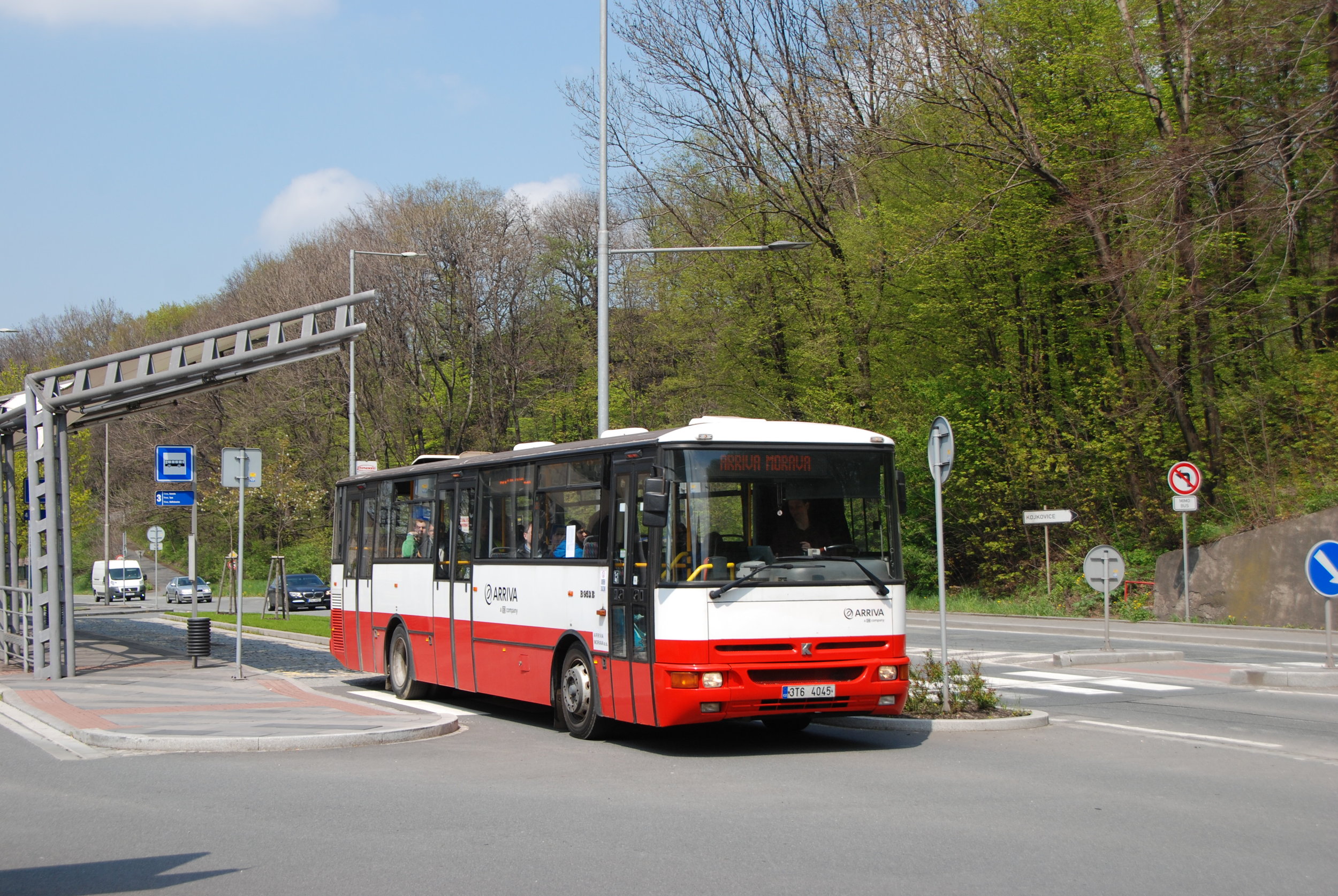 Autobus Karosa B 952 u třineckého nádraží. (foto: Libor Hinčica)