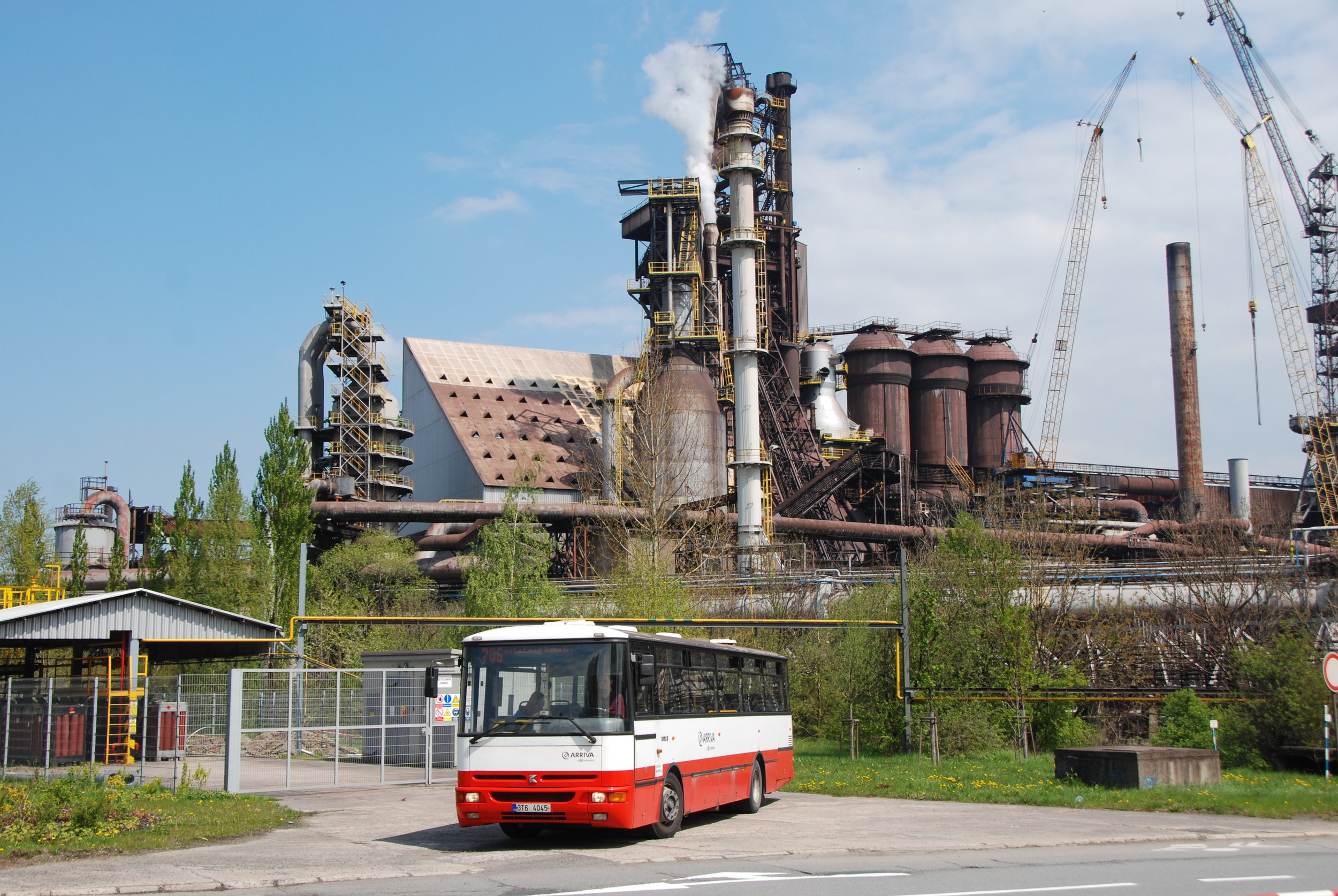 Kromě elektrobusů slouží na linkách třinecké MHD nadále také autobusy Karosa B 952. Jedním z nich se mohli účastníci akce projet po Třinci, přičemž nechyběla ani možnost pořídit si fotografie pod typickými kulisami města - Třineckými železárnami. (foto: Libor Hinčica)