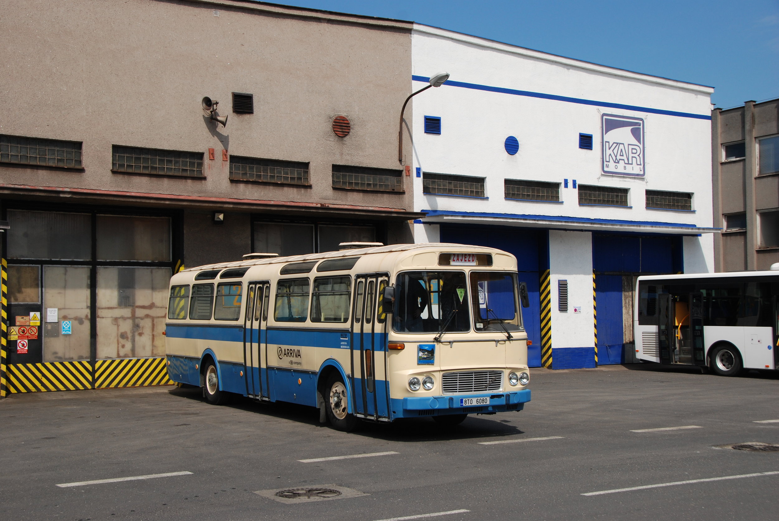 Z Třince do Českého Těšína se účastníci akce svezli historickým autobusem Karosa ŠL 11 z roku 1976. (foto: Libor Hinčica)