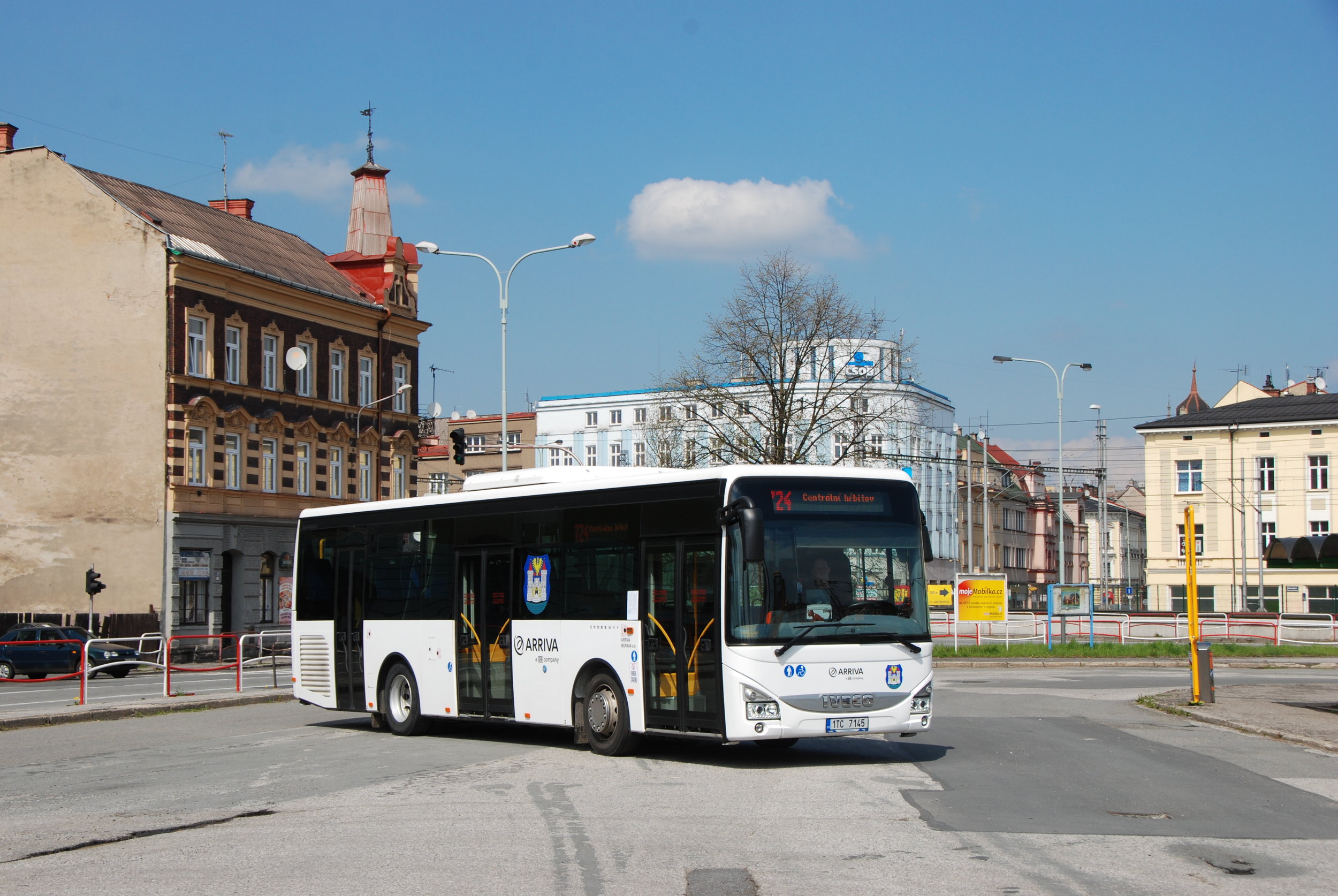 Autobus Iveco Crossway 10,8m LE na autobusovém nádraží v Českém Těšíne. S vozem se konala krátká projížďka městem ukončená u vlakového nádraží. Odtud se zájemci mohli vydat na procházku po zrušené tramvajové trati, v jějímž rámci zazněly i některé doposud veřejně neznámé informace o provozu místního systému tramvají. (foto: Libor Hinčica)