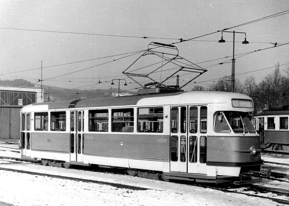 Původní vzhled vozů T2 v Brně. Na snímku je vůz ev. č. 401, první "té dvojka" dodaná do Brna na sklonku roku 1957. Tramvaj je ještě vybavena talířovými spřáhly, která byla až později měněna za dnes obvyklá spřáhla "pražského typu". (sbírka: Tomáš Dvořák)