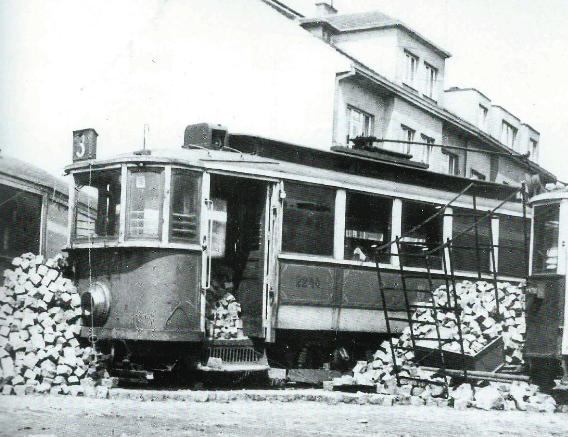 Řada tramvají elektrických podniků posloužila pro stavbu improvizovaných barikád, na nichž vozy neušly poškození. 