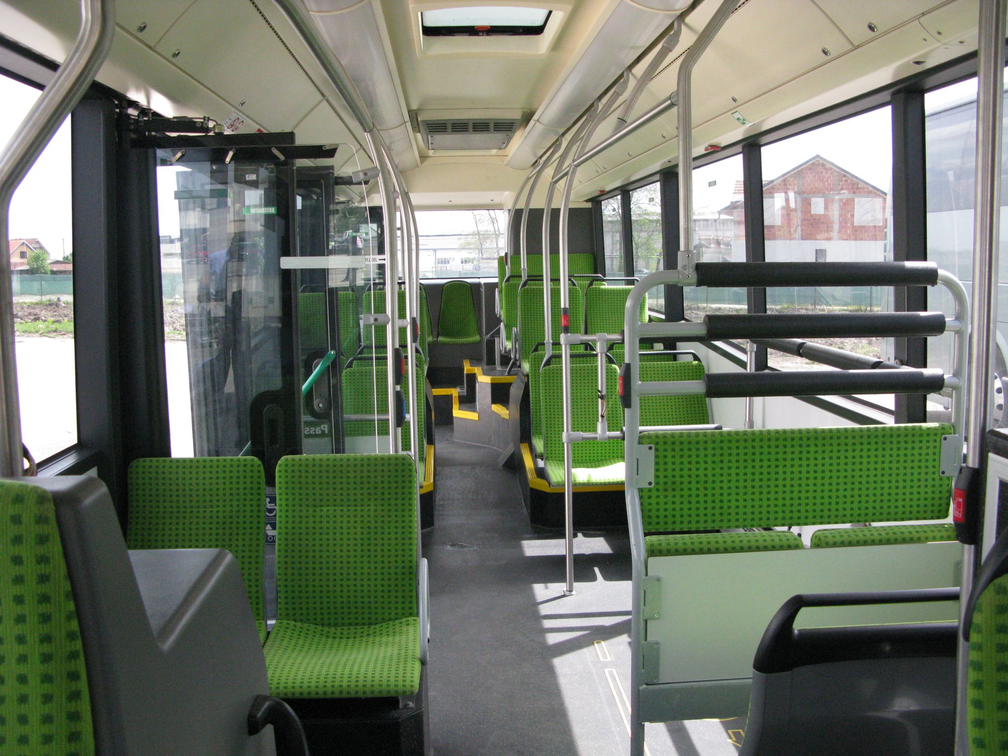 Pohled do interiéru jednoho z 10 hybridních autobusů. (foto: Saša Conić; Autobusi.net)
