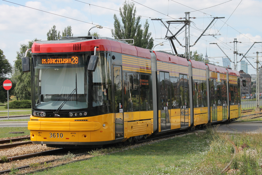V posledních letech dodávala do Varšavy nové tramvaje polská PESA. Na snímku vidíme vůz Pesa Jazz Duo 128N. (zdroj. Wikipedia.pl)