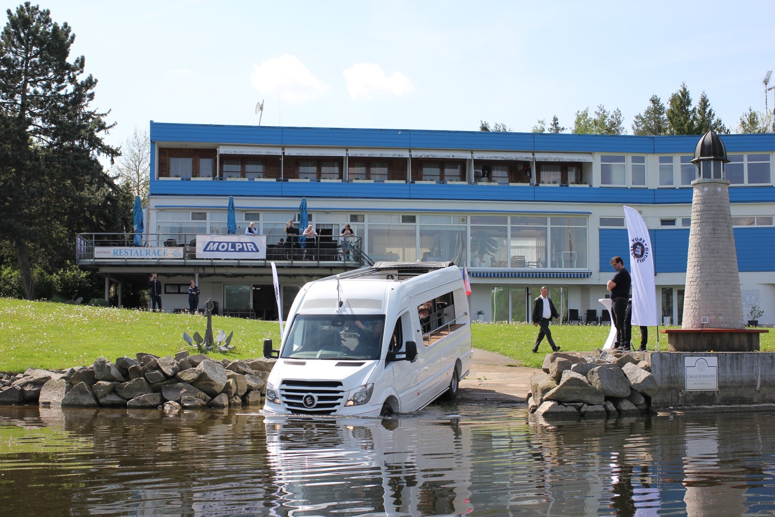 ...avšak ENJOY SPRINTER se nezalekne ani vody. (foto: Auto-Bus.cz)
