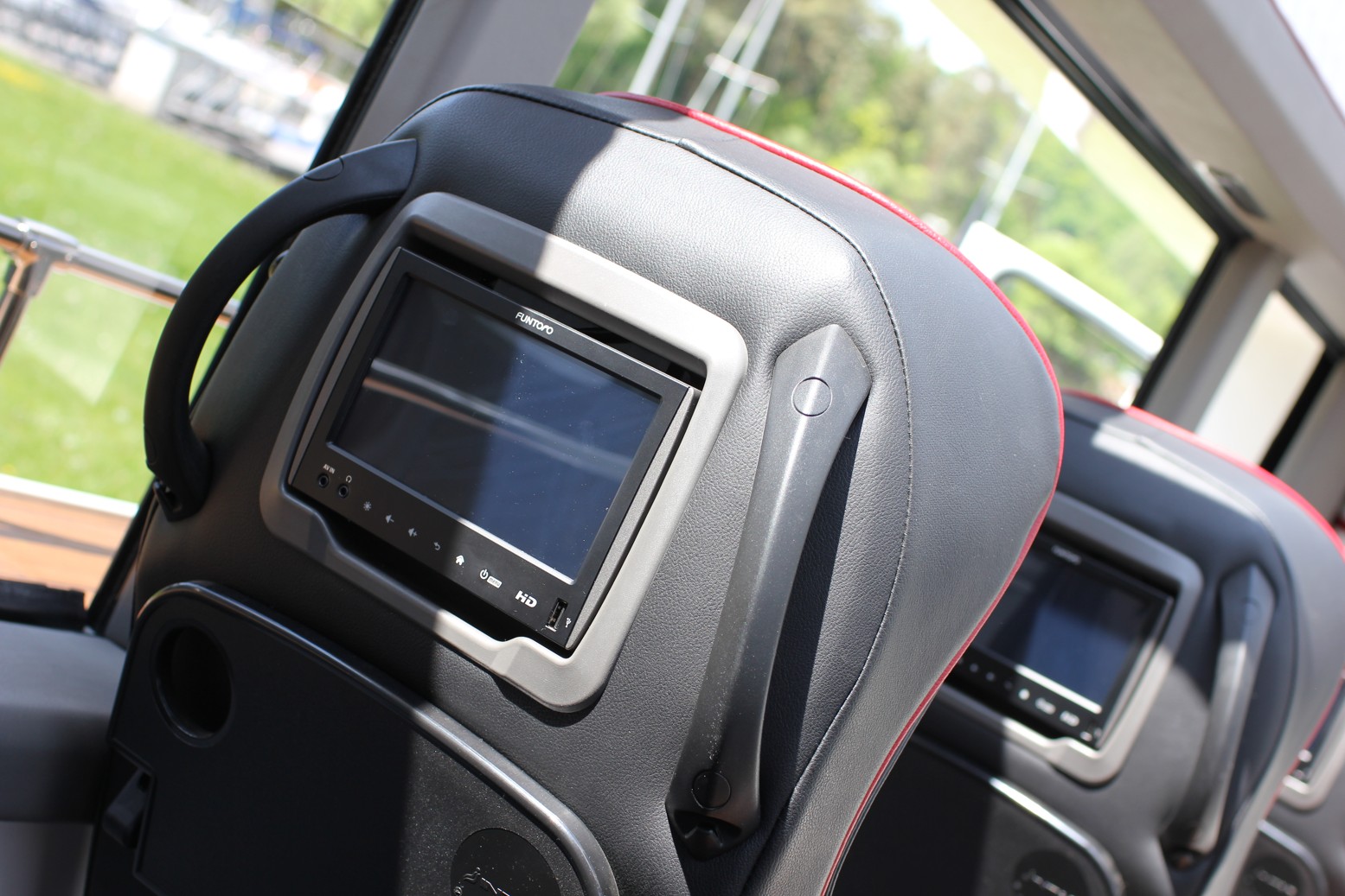 Minibus je vybaven multimediálním systémem FUNTORO dodaným společností MOLPIR a instalovaným firmou Auto-Bus.cz. (foto: Auto-Bus.cz)