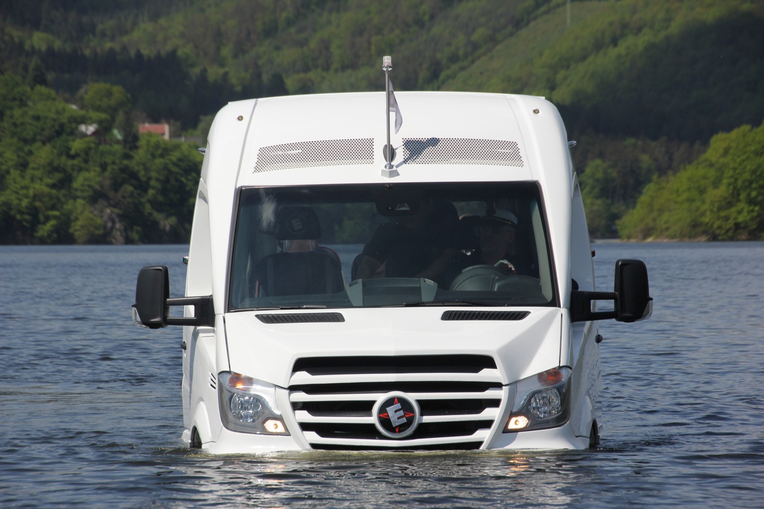 Ještě jeden pohled na ponořený minibus. (foto: Auto-Bus.cz)