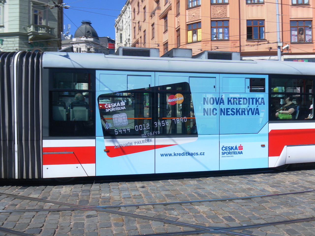 Průhledná karta České spořitelny. (foto: MOBILBOARD)